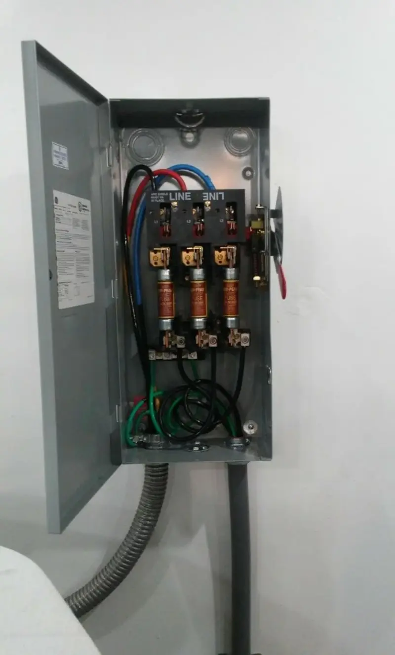 Three-phase disconnect switch installed for Smoke Detector Installation in Kiel